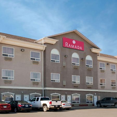 Hotel Ramada By Wyndham Weyburn Exterior foto