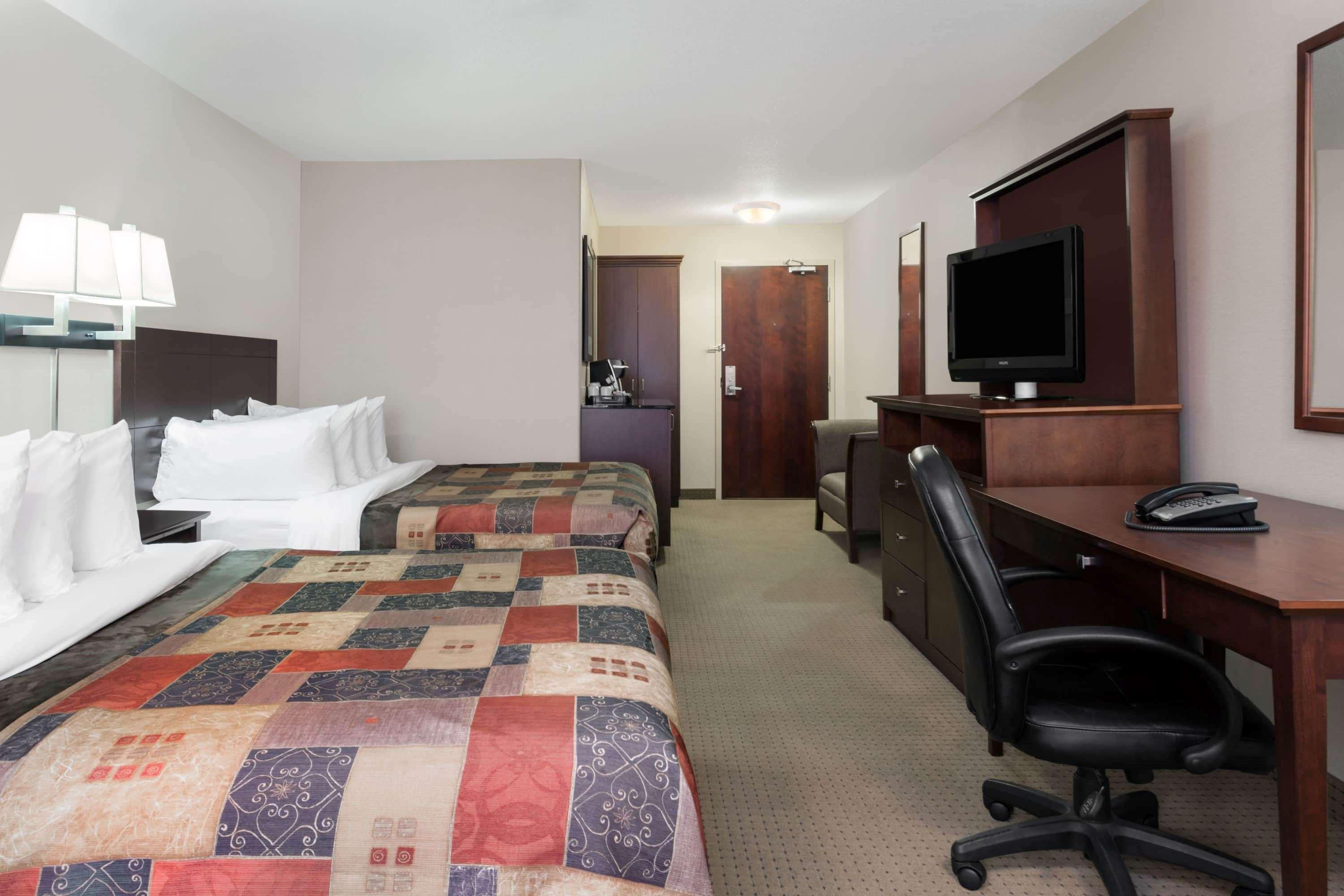 Hotel Ramada By Wyndham Weyburn Exterior foto