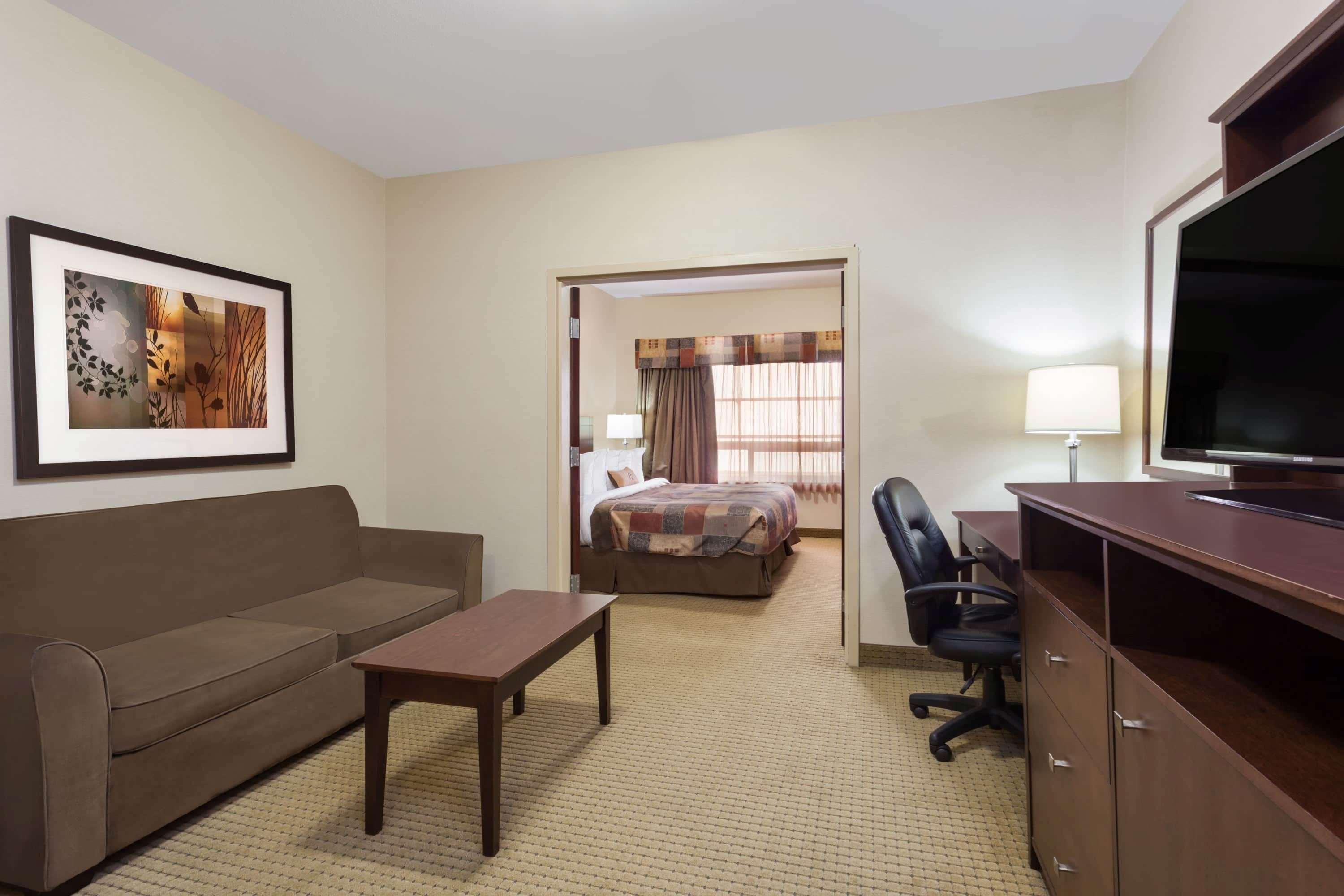 Hotel Ramada By Wyndham Weyburn Exterior foto