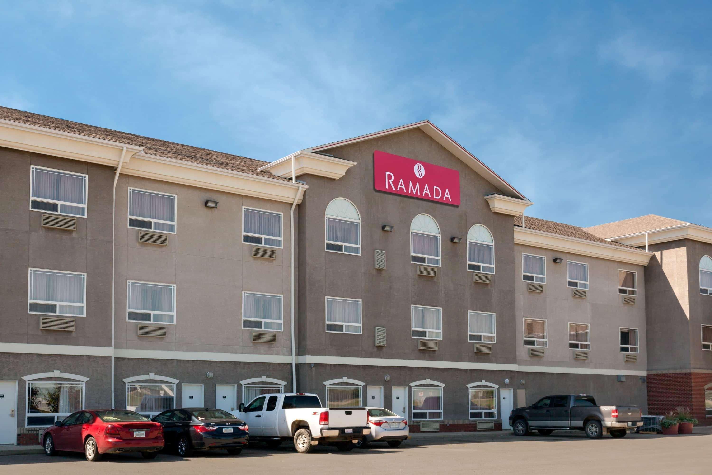 Hotel Ramada By Wyndham Weyburn Exterior foto