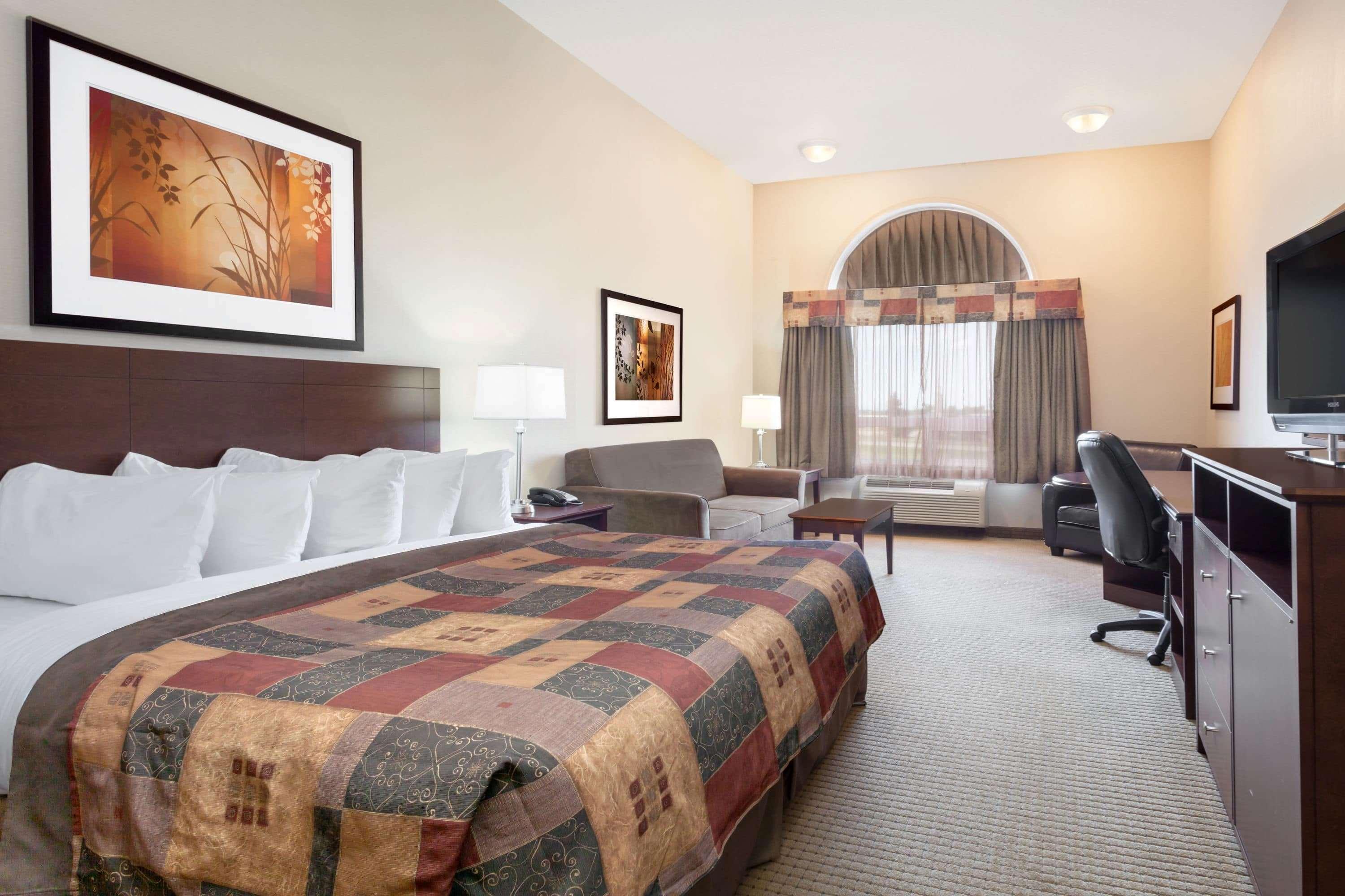 Hotel Ramada By Wyndham Weyburn Exterior foto