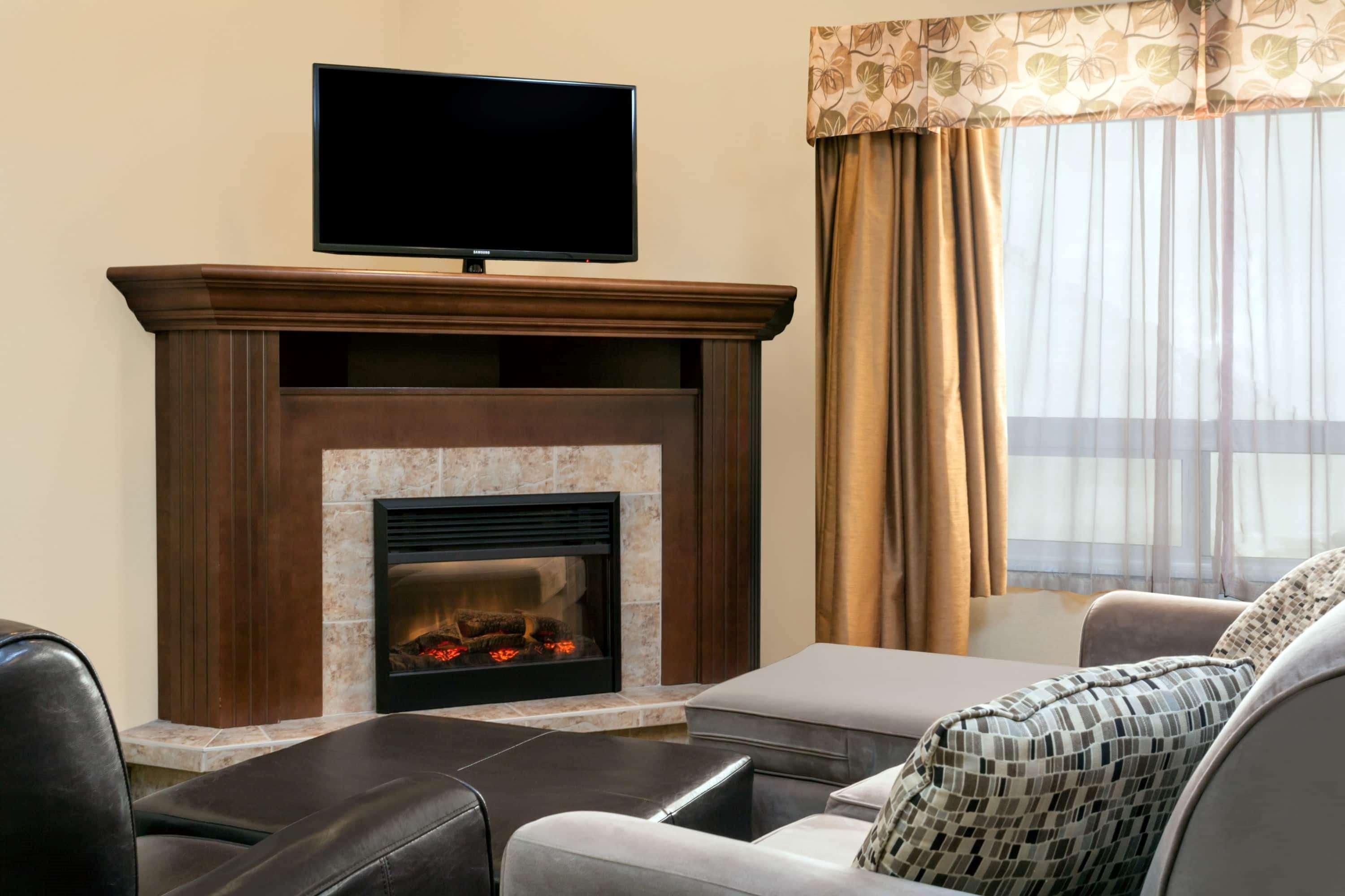 Hotel Ramada By Wyndham Weyburn Exterior foto