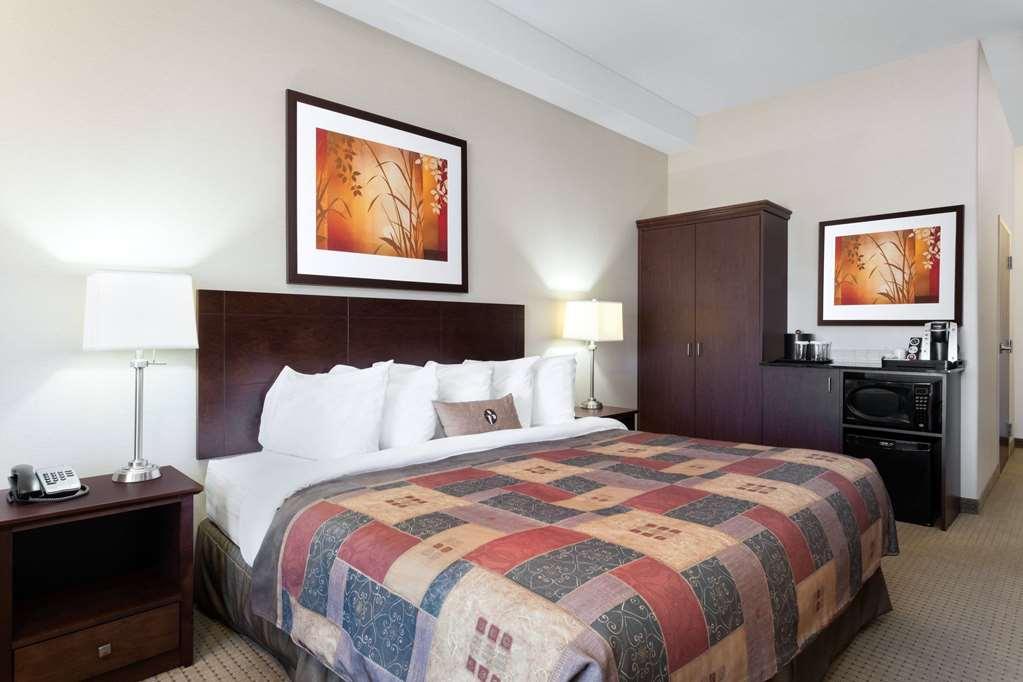 Hotel Ramada By Wyndham Weyburn Habitación foto