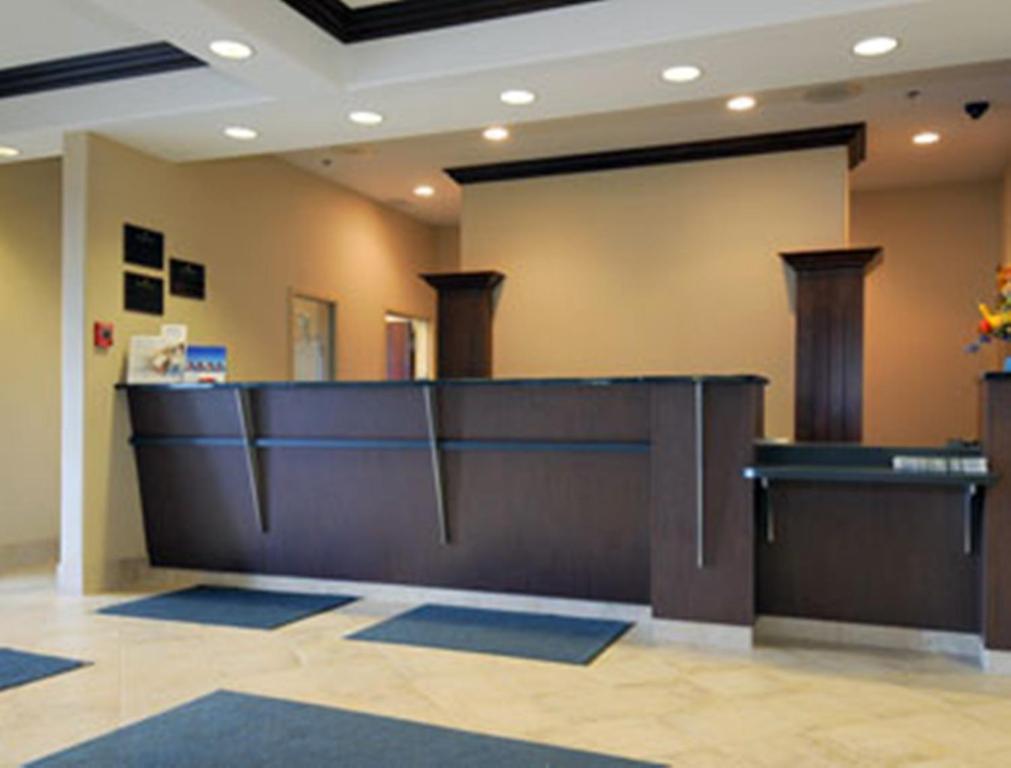 Hotel Ramada By Wyndham Weyburn Interior foto