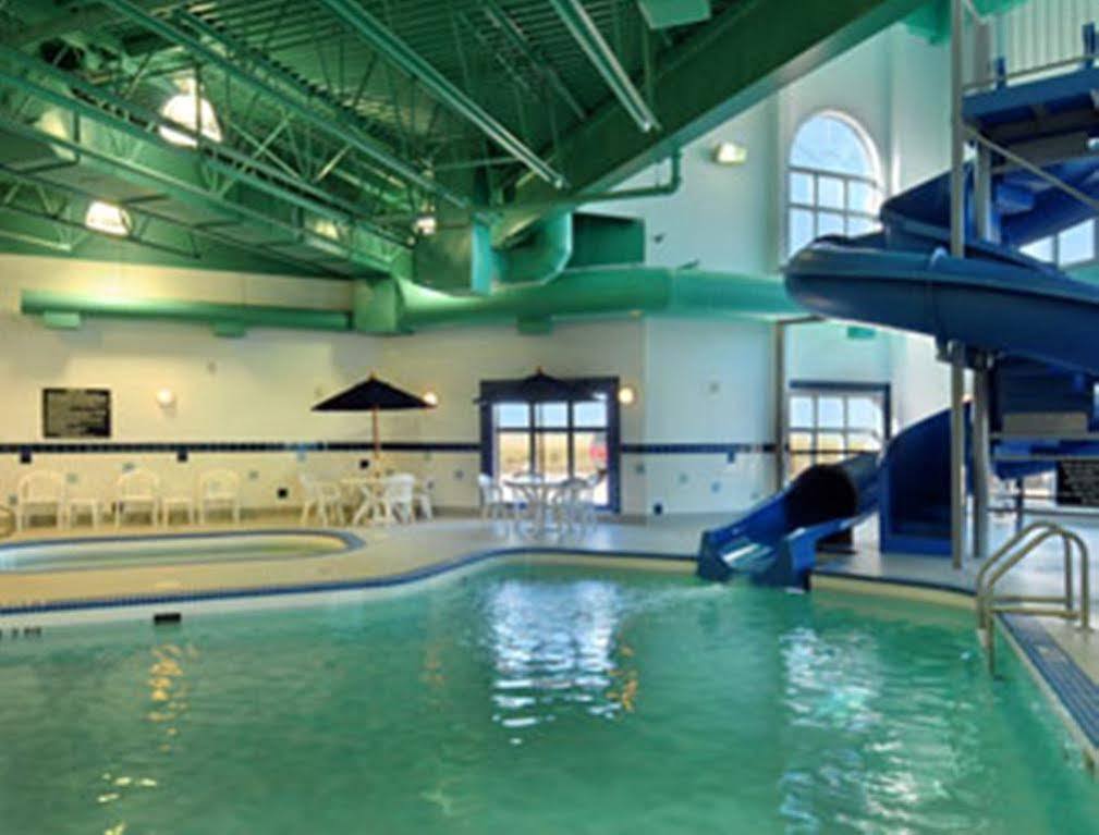 Hotel Ramada By Wyndham Weyburn Exterior foto