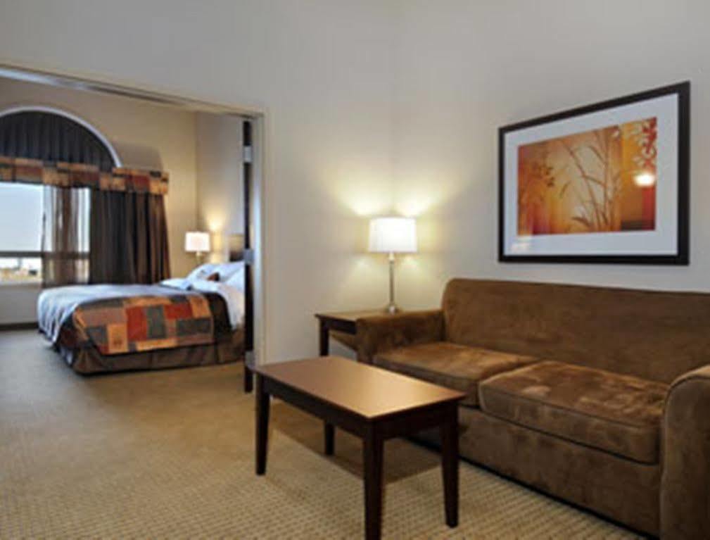 Hotel Ramada By Wyndham Weyburn Exterior foto