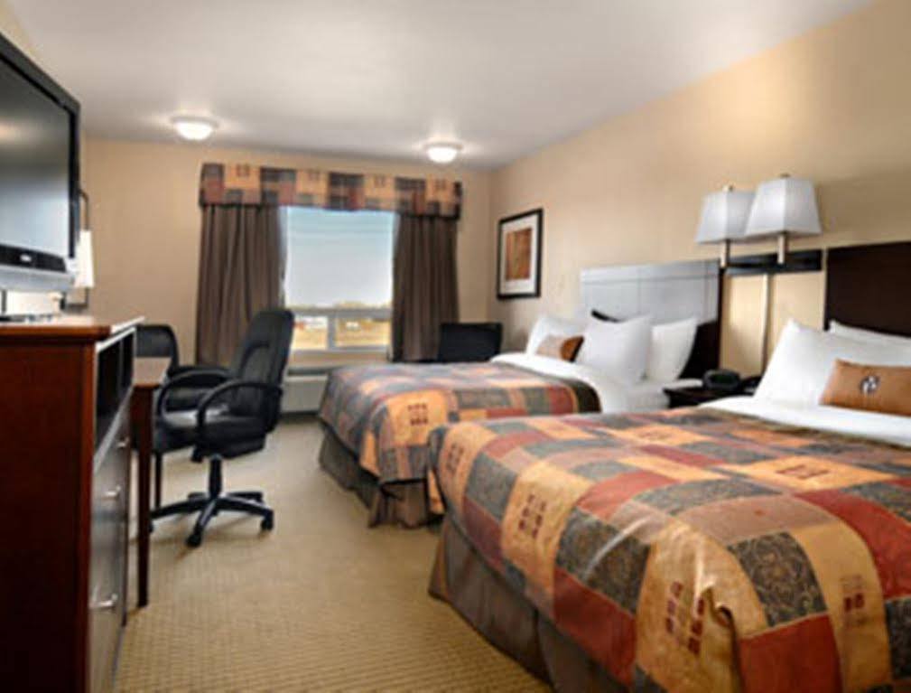 Hotel Ramada By Wyndham Weyburn Habitación foto