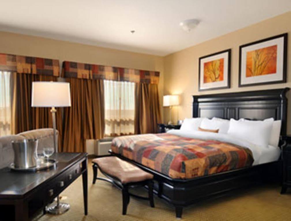 Hotel Ramada By Wyndham Weyburn Exterior foto
