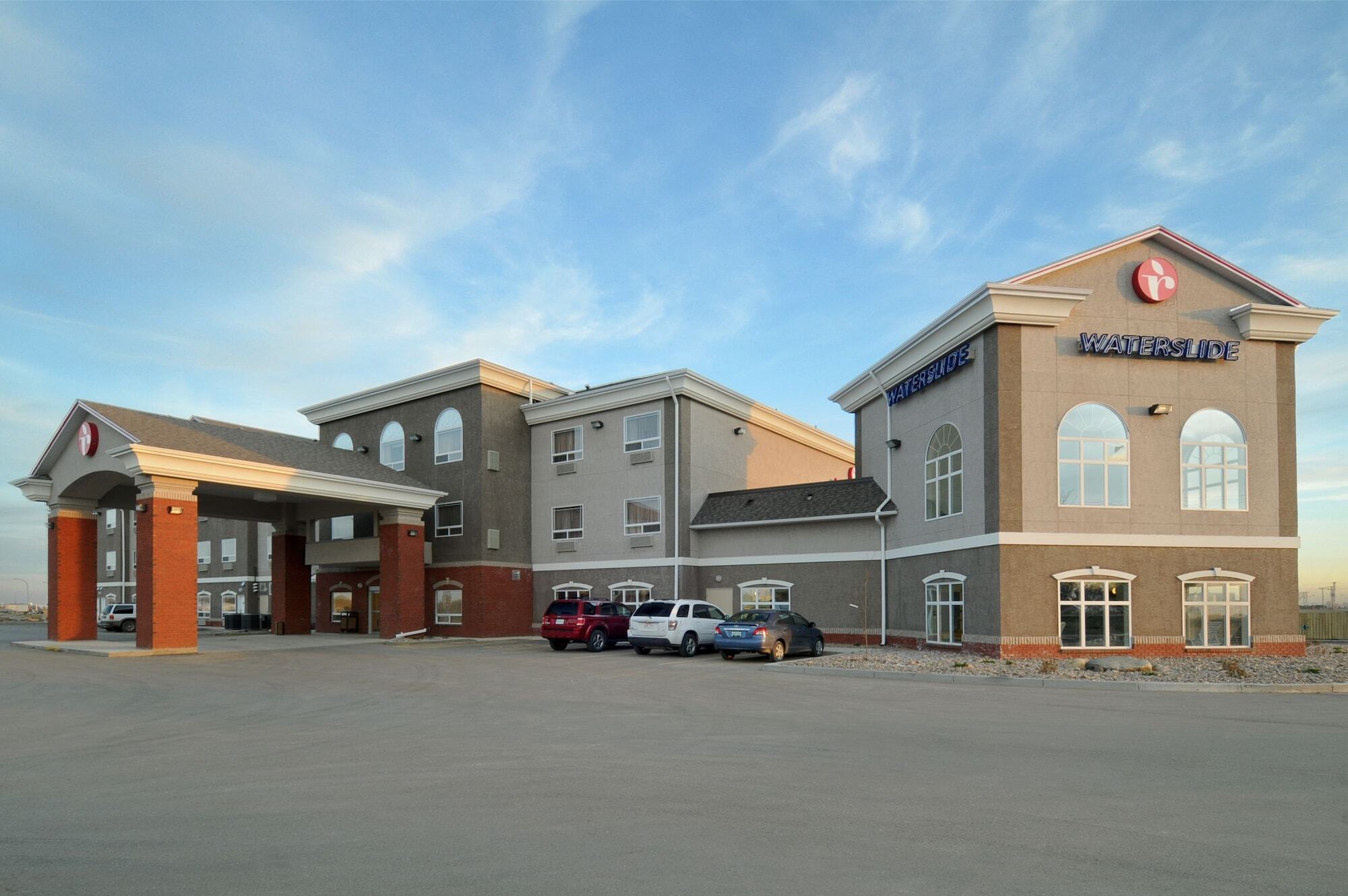 Hotel Ramada By Wyndham Weyburn Exterior foto